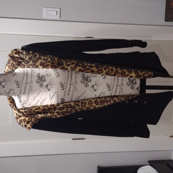 Sweater/Jacket - Picture 2 of 7